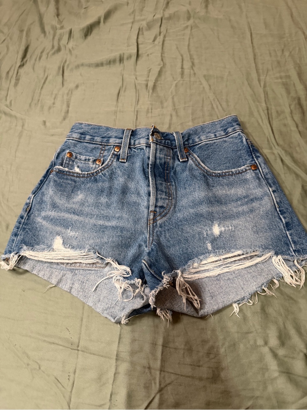 💙 Levi’s 501 Original Distressed Denim Cutoff Shorts 💙